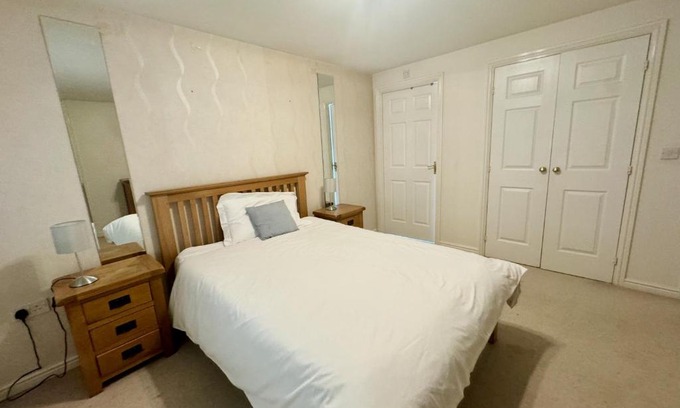 Lychpit House | Elvetham Nest Guesthouse, Basingstoke
