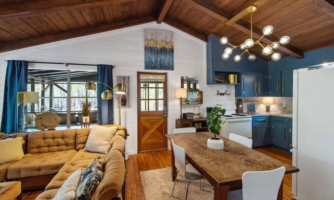 Shreveport Cabin | Emerald Cove Cabin on Emerald Isle -Lake front with Kayaks! Emerald Isle Cabins, Shreveport, La.