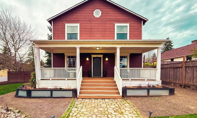 Newberg House | Emerald House - Luxurious and Spacious 6-bedroom house in charming Newberg