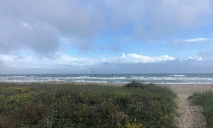 Emerald Isle Apartment | Emerald Mermaid cozy studio apt private beach access including parking & shower