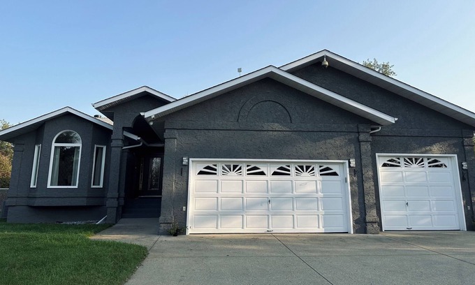 Division No. 11 House | Empty Nest Acreage Living Close to Edmonton