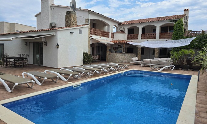 Empuriabrava Villa | Empuriabrava, Villa canal, 8 bedrooms air-conditioned, 18 people, 5 bathrooms, pool, jacuzzi, 25m quay.