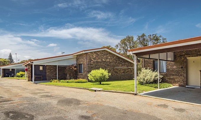 Emu Point Hotel | Emu Beach Chalets