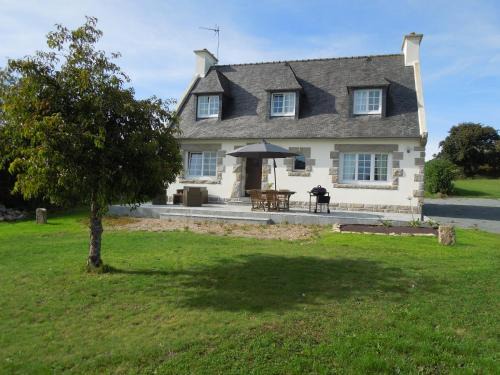Ploumilliau House | En Bretagne, villa de 2 à 8 pers , meublé de tourisme 3 étoiles nichée dans un écrin de verdure à 2500m de la plage