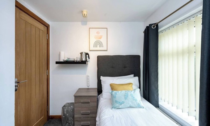Margam Apartment | En-Suite Single Room, Microwave & Fridge, Parking
