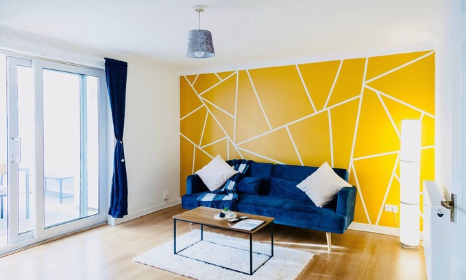 Broadheath House | EnbyR Haven, 4-min drive from MCR Airport&motorways