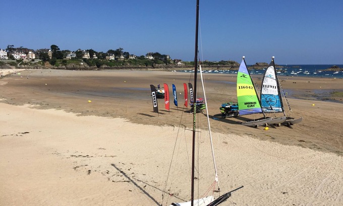 Saint-Lunaire Apartment | enclosed garden, close to beaches and seaside hikes.