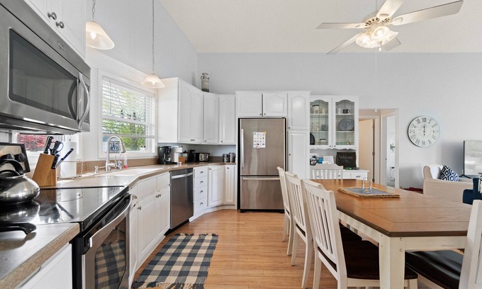 Wolcottville House | "Endless Summer” cozy, contemporary home on Dallas Lake, Wolcottville