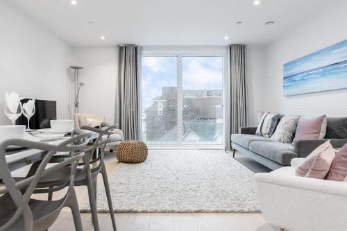 Poole Apartment | Endless Summer - Spacious Living Space on Poole Quay