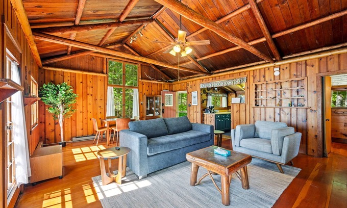 Jacksonport Cabin | "Enduring Memories" Lakefront Cottage in Jacksonport - Newly Furnished for 2024!