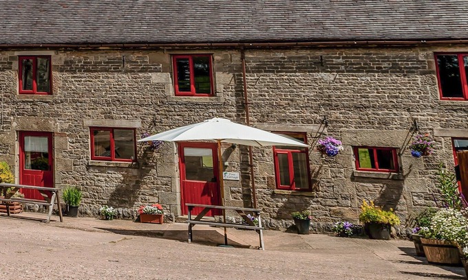 Cauldon Low Cottage | Enjoy a family holiday at this large property with many attractions nearby or hire some bikes to exp
