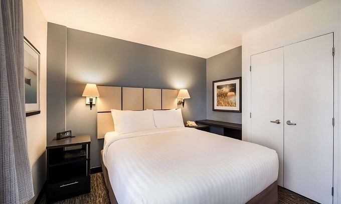 Waukegan House | Enjoy a Hassle-Free Stay, Kitchen Pet-Friendly Property, Near Asylum Skate Park