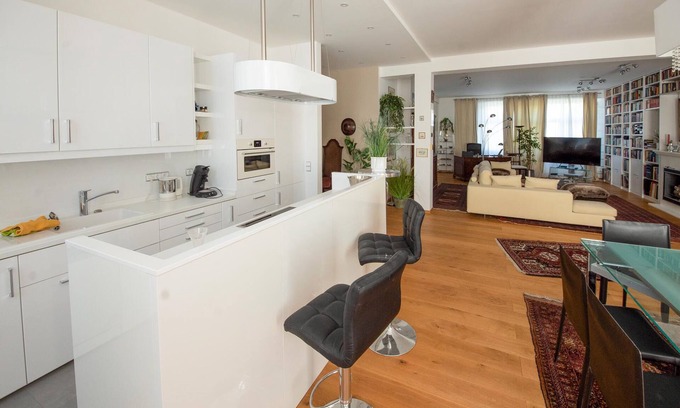 Munchen District Apartment | Enjoy a relaxing break in this attractive vacation apartment in an excellent location.