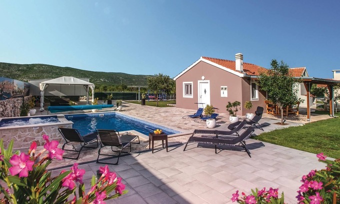 Lecevica House | Enjoy a relaxing vacation in the middle of an enchanting natural landscape.