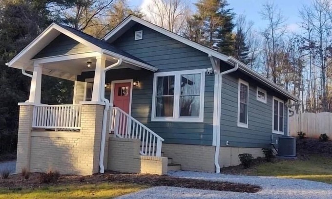Hendersonville Cottage | Enjoy a small town experience!