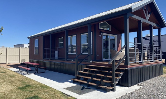 Grand Junction House | Enjoy a stay in our pet-friendly park model.