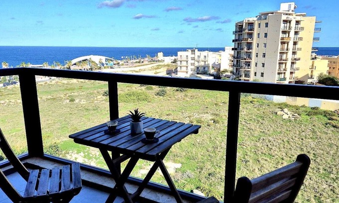 Qawra Apartment | Enjoy a stylish experience at this centrally-located place