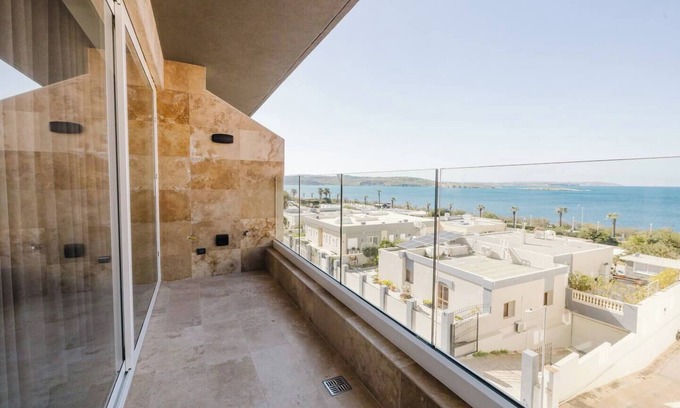 Qawra Apartment | Enjoy a stylish experience at this centrally-located place