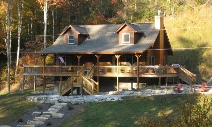 Topton Cabin | ENJOY some nice cool FALL weather 🍂🍁Fishing on site with Boating & Hiking nearby