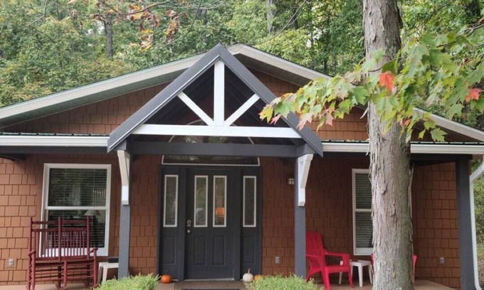 Helmsburg House | Enjoy the Bird Nest in Beautiful Nashville, Brown County, Indiana.