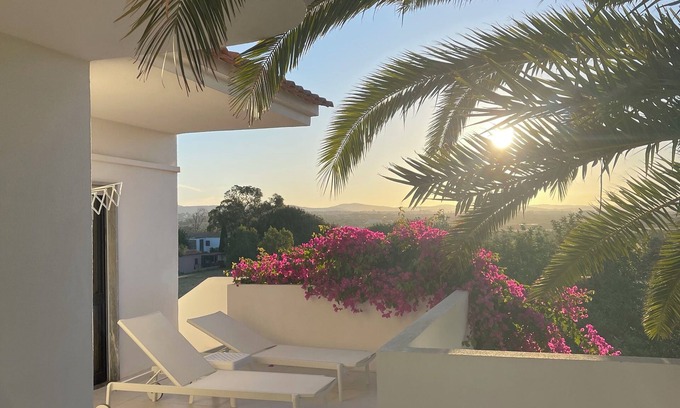 Aldeia das Acoteias Apartment | Enjoy the large pool and the green surroundings. Close to the beach and quiet.