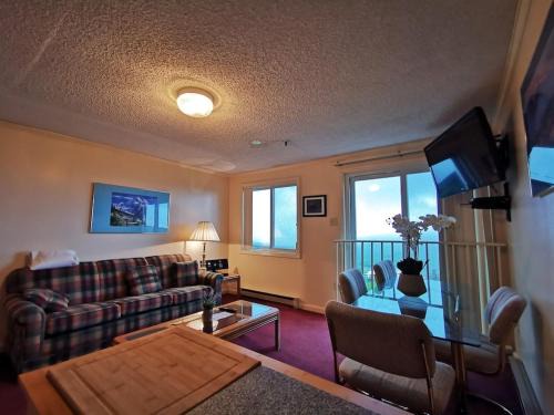 Snowshoe Apartment | Enjoy the Long Range View, Ski in n out Top of the Mountain condo