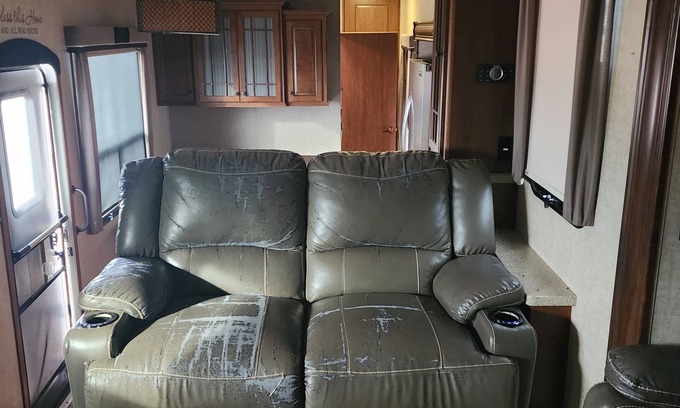 Waveland House | Enjoy the weekend in this enchanting RV while waiting for the Eclipse 2024
