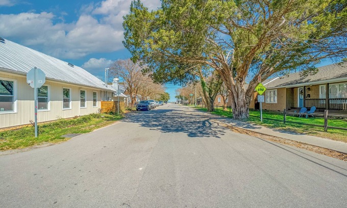 Chic's Beach House | Enjoy this charming Virginia Beach unit steps to the beach & updated throughout!