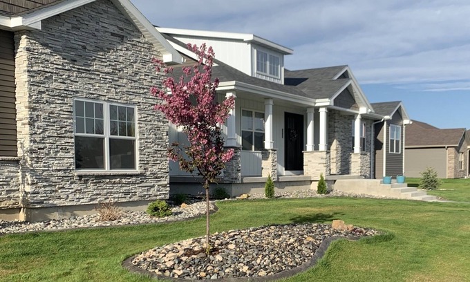 Powell House | Enjoy Yellowstone, mountains, lake, wide open spaces*20 miles from Cody Airport