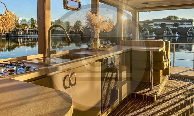 Milower Land Boat Rental | Enjoy your holiday on this unique houseboat, which offers pure nature and city flair in one.