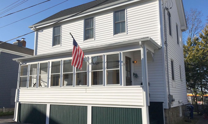Fifth Ward House | Entertain at your private bar in Newport!