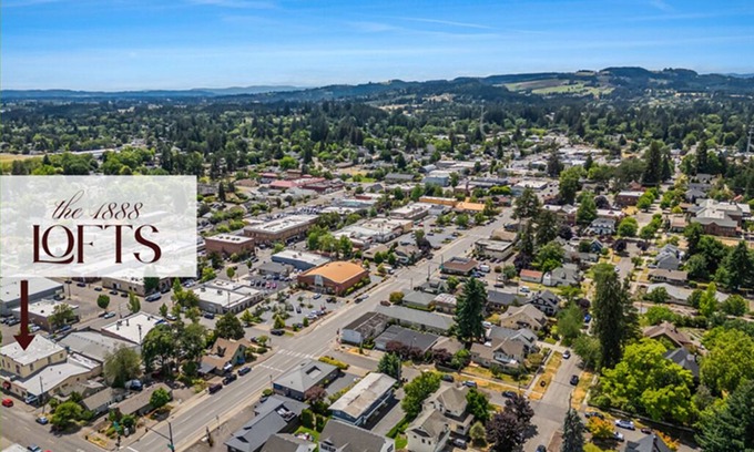 Newberg Condo | Entire 1888 Historic Loft – 3BR, 2.5BA Private Retreat in Downtown Newberg
