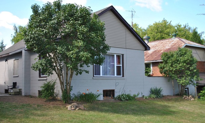 Arkona House | ENTIRE 2-BEDROOM TOWNHOUSE ON A RUSTIC FARM