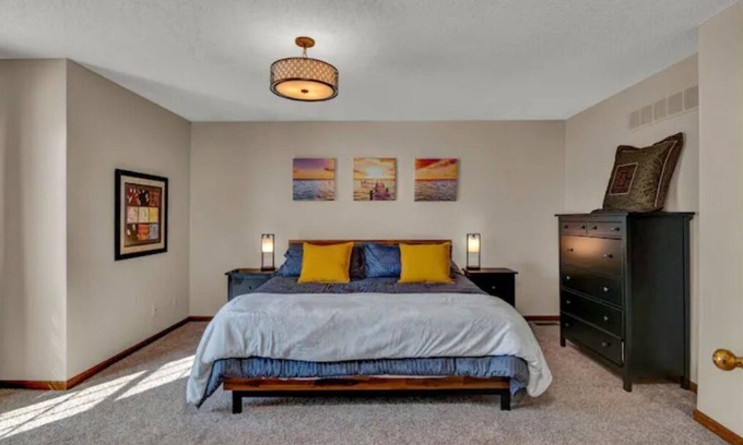 Southwest Topeka House | Entire 3-level, 3 BRM home w/King/Queen/Twin beds