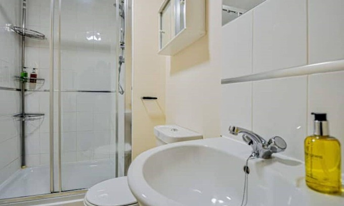 Bray on Thames Apartment | Entire Apartment Sleeps 4 Near the River Thames