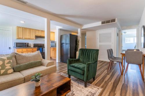 South Park House | Entire Apt in South Seattle Workspace and Yard