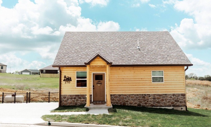 Linn Cabin | Entire Cabin in Linn, MO with all the extras