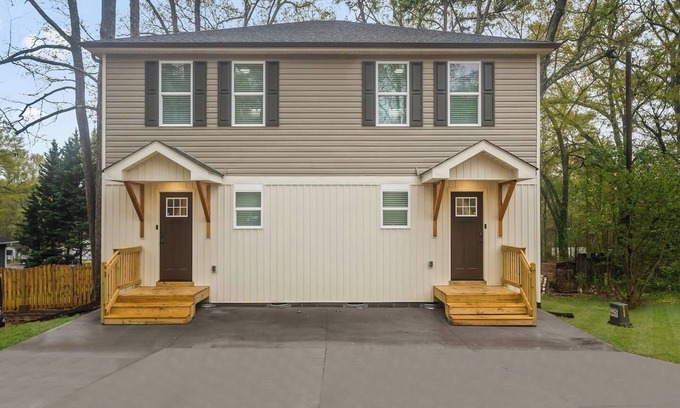 Taylors House | Entire duplex w/2 private decks, perfect for groups, near GVL & Paris Mountain