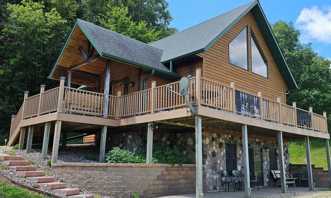 Cochrane House | Entire high-quality lodge well equipped and tranquil - See ALBINO deer!