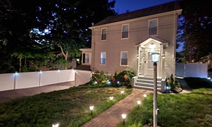 South Weymouth House | Entire House 2 Minutes to South Shore Hospital