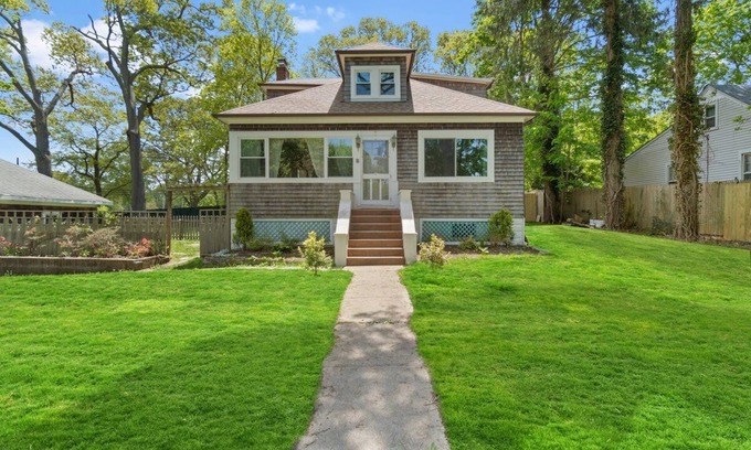 Ronkonkoma House | Entire House 3 Bedrooms 4beds 2 Bth. with lake views in Ronkonkoma.