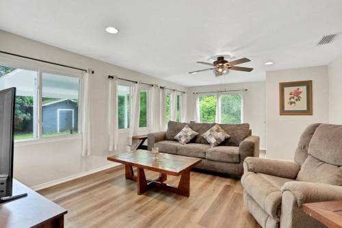 Fairfax House | Entire house in Fairfax, walking distance to shops