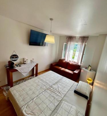 Loures Bed & Breakfast | Entire House Room Fanhões