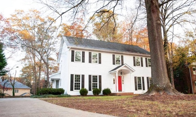 Dalton House | Entire House with Parking | Ideal for Long Stays!