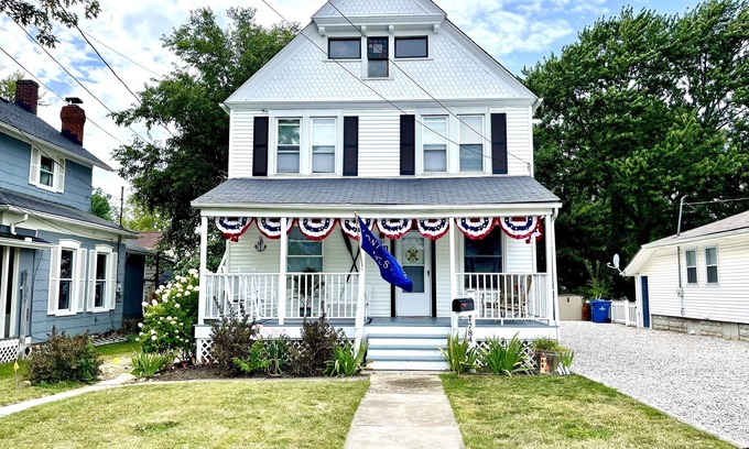Vermilion House | ENTIRE UNIT: Charming Century Home in Harbour town
