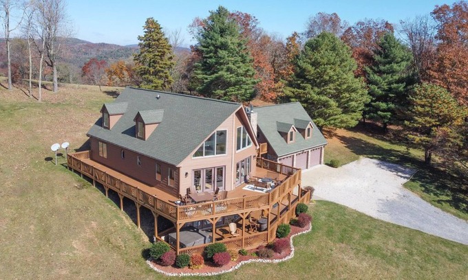 Montebello Ski Chalet | Epic Mountain Views, Hot Tub and Privacy at Harvest Moon Lodge and Retreat!