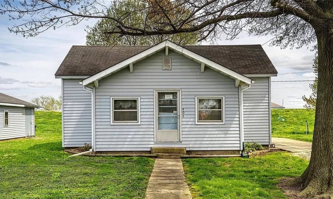 Keyesport House | Escape to Carlyle Lake!!