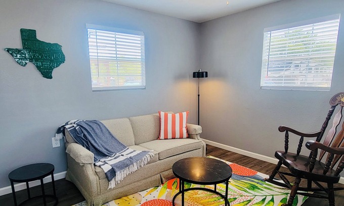 Lockhart House | Escape to Comfort & Charm for 4 in Texas’ BBQ Hub!