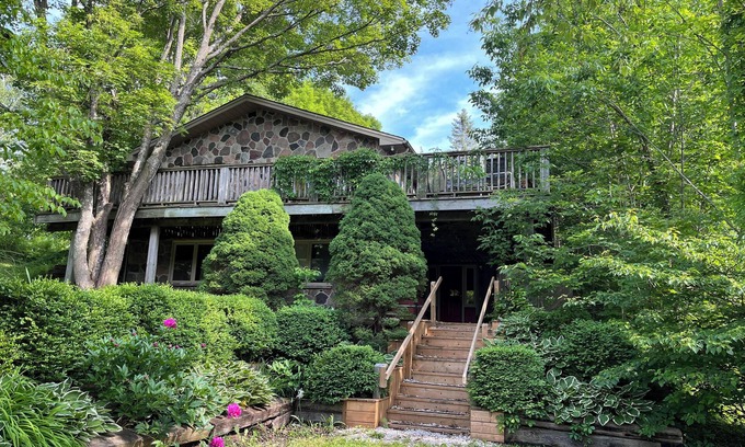 Creemore House | Escape to relaxed country living near Creemore