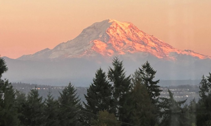 Edgewood House | "Escape to the EDGEVUE Loft with a Mt. Rainier view & Private putting Green!"